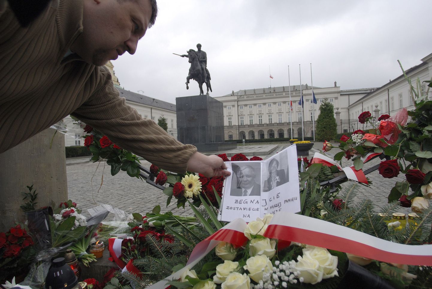 Poola mees asetamas lennuõnnetuses hukkunud president Lech Kaczyński ja tema abikaasa Maria pilte  presidendipalee ette kuhjuvate pärgade peale. Poolas kuulutati enneolematu tragöödia tõttu välja leinanädal.