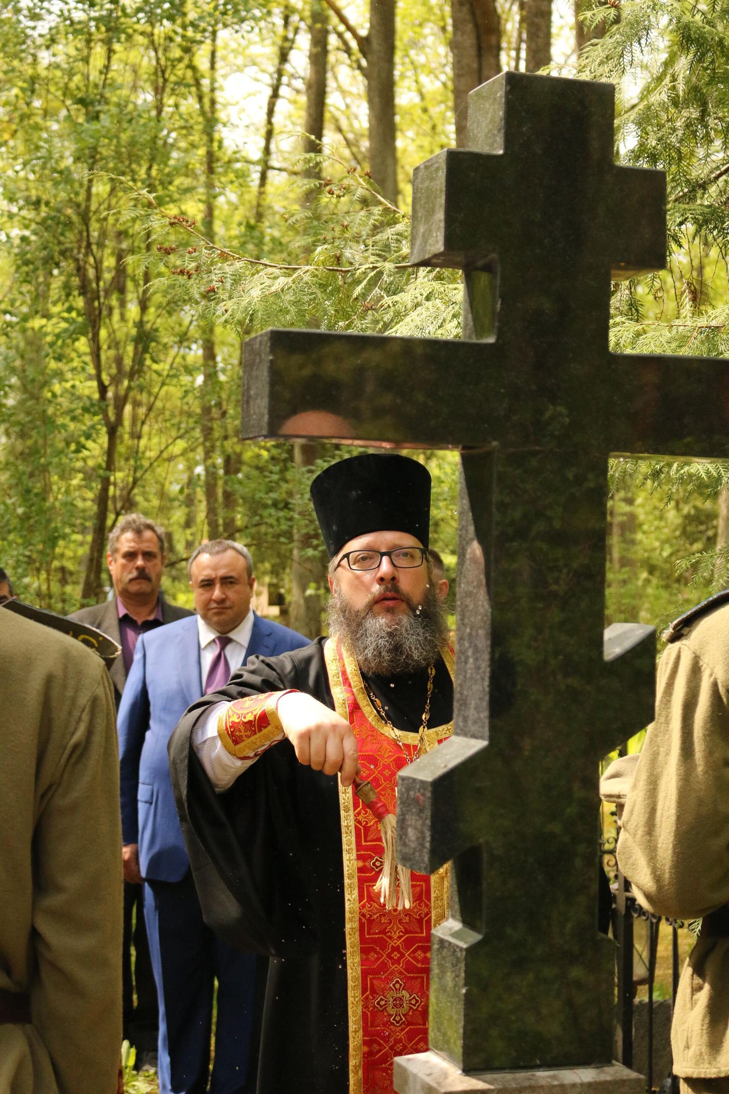 Кресты на могилах священника и моряка установлены по всем канонами православной церкви.
