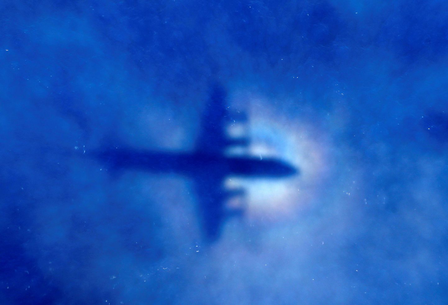 Uus-Meremaa õhujõudude otsingulennuk India ookeani kohal pilvede taga.