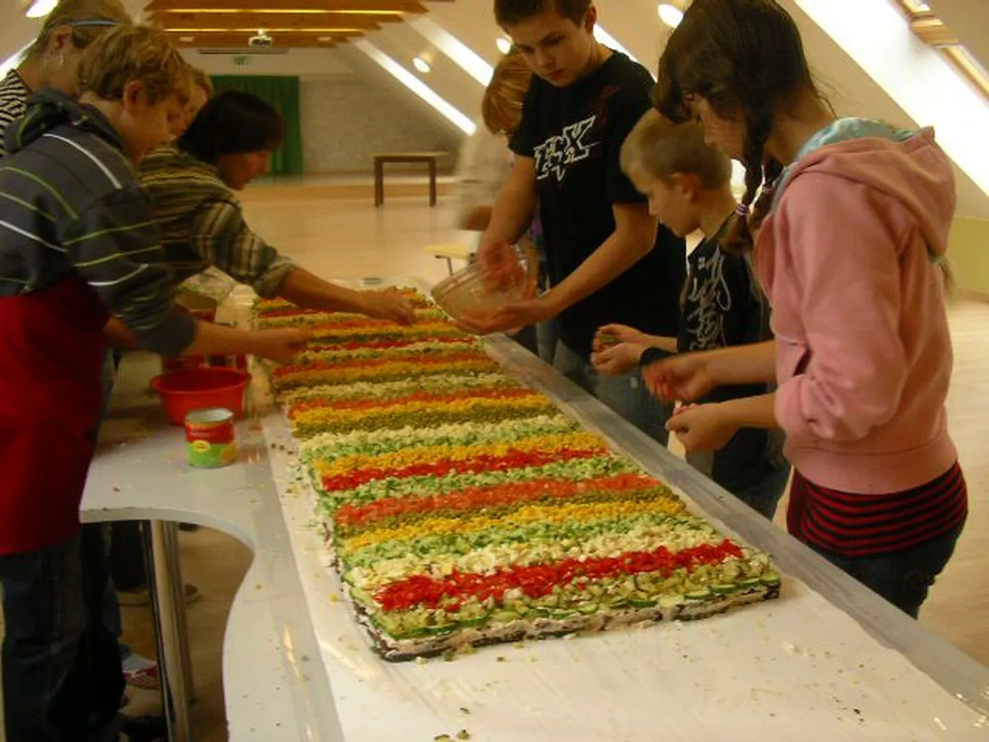 Järva-Jaani gümnaasiumi õpilased meisterdasid kahemeetrise leivatordi.