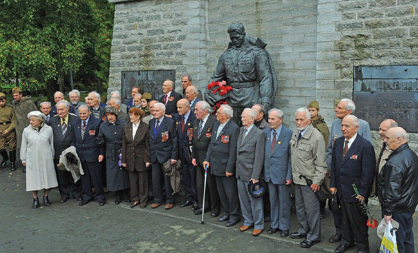 Ветераны Второй мировой войны отметили вчера на Военном кладбище День освобождения Таллинна от фашистских войск.