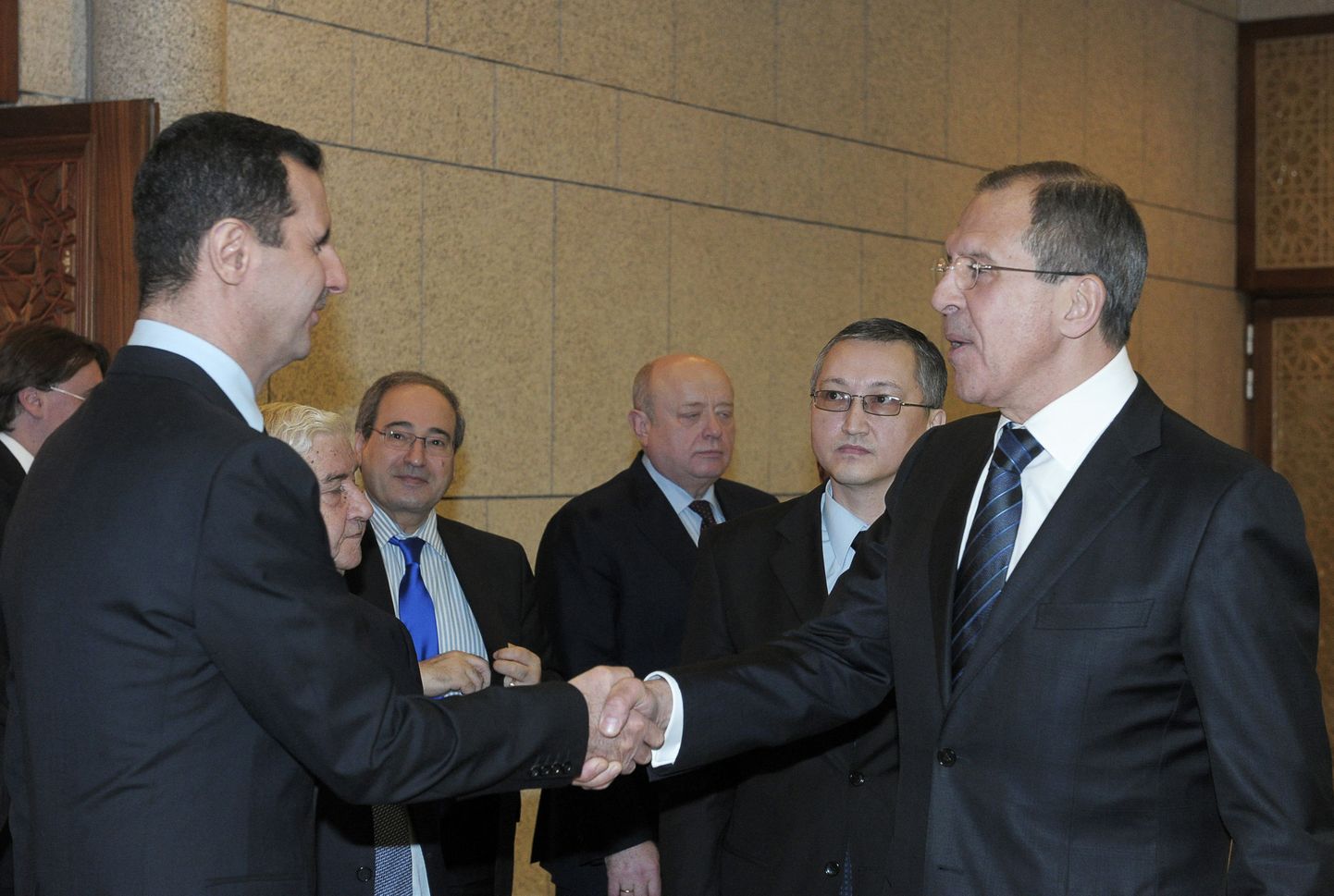 Bashar al-Assad surumas aastal 2012 kätt Venema välisministri Sergei Lavroviga.