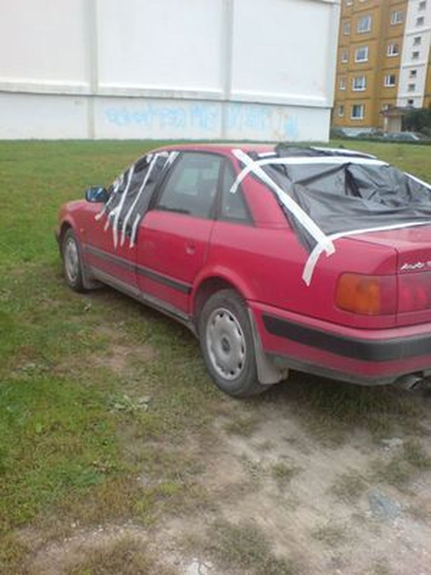 Rüüstajate ohvriks langenud Audi.