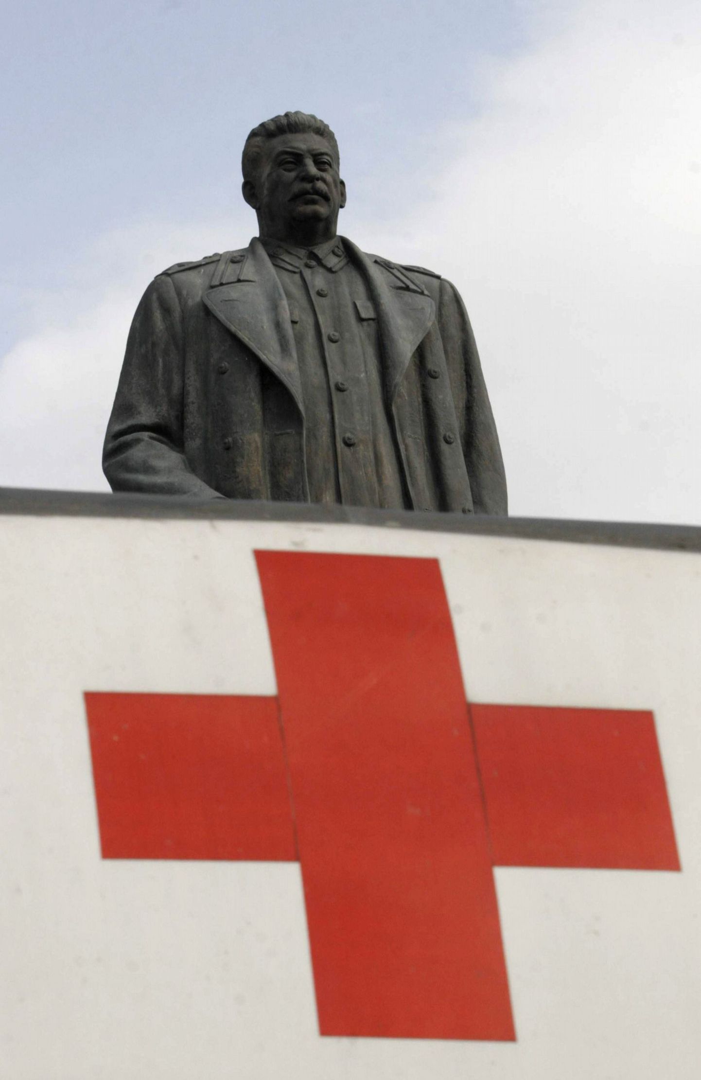 Punase Risti logo ja Jossif Stalini monument Gruusias Gori linnas.