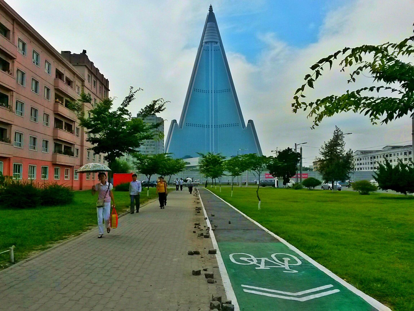 Jalgrattatee Põhja-Korea pealinnas Pyongyangis