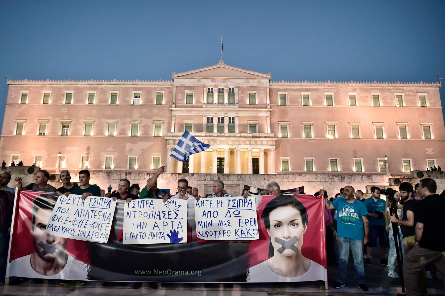 Kreeka valitsuse ja kärbete vastased protestijad möödunud kuu keskel pealinnas Ateenas parlamendihoone ees.