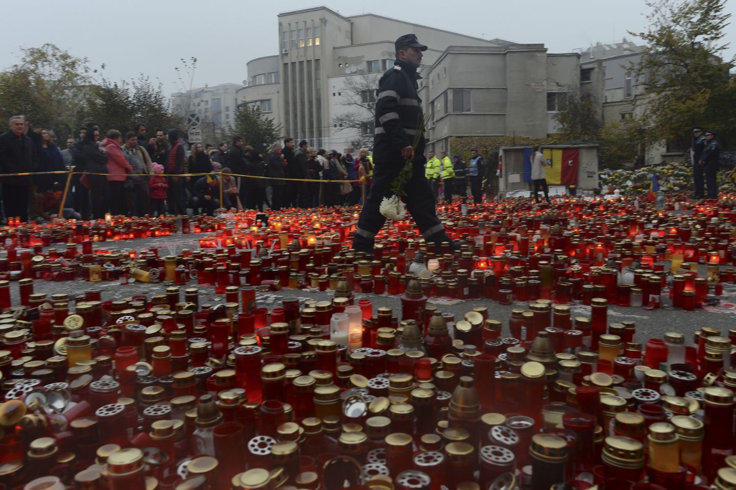 Klubipõlengu ohvrite mälestuseks süüdatud küünlad Bukarestis.