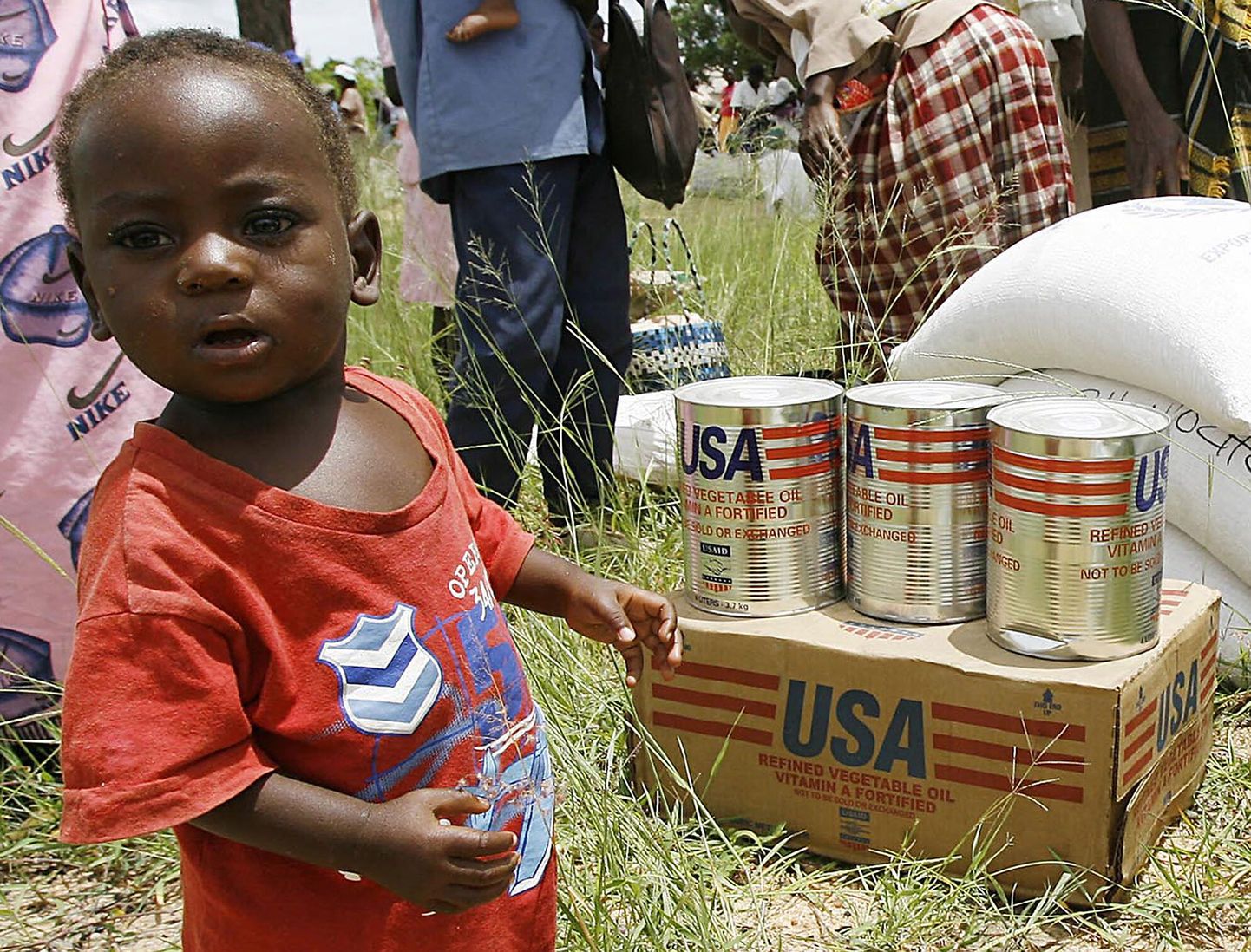 Pildil toiduabi jagamine Zimbabwes.