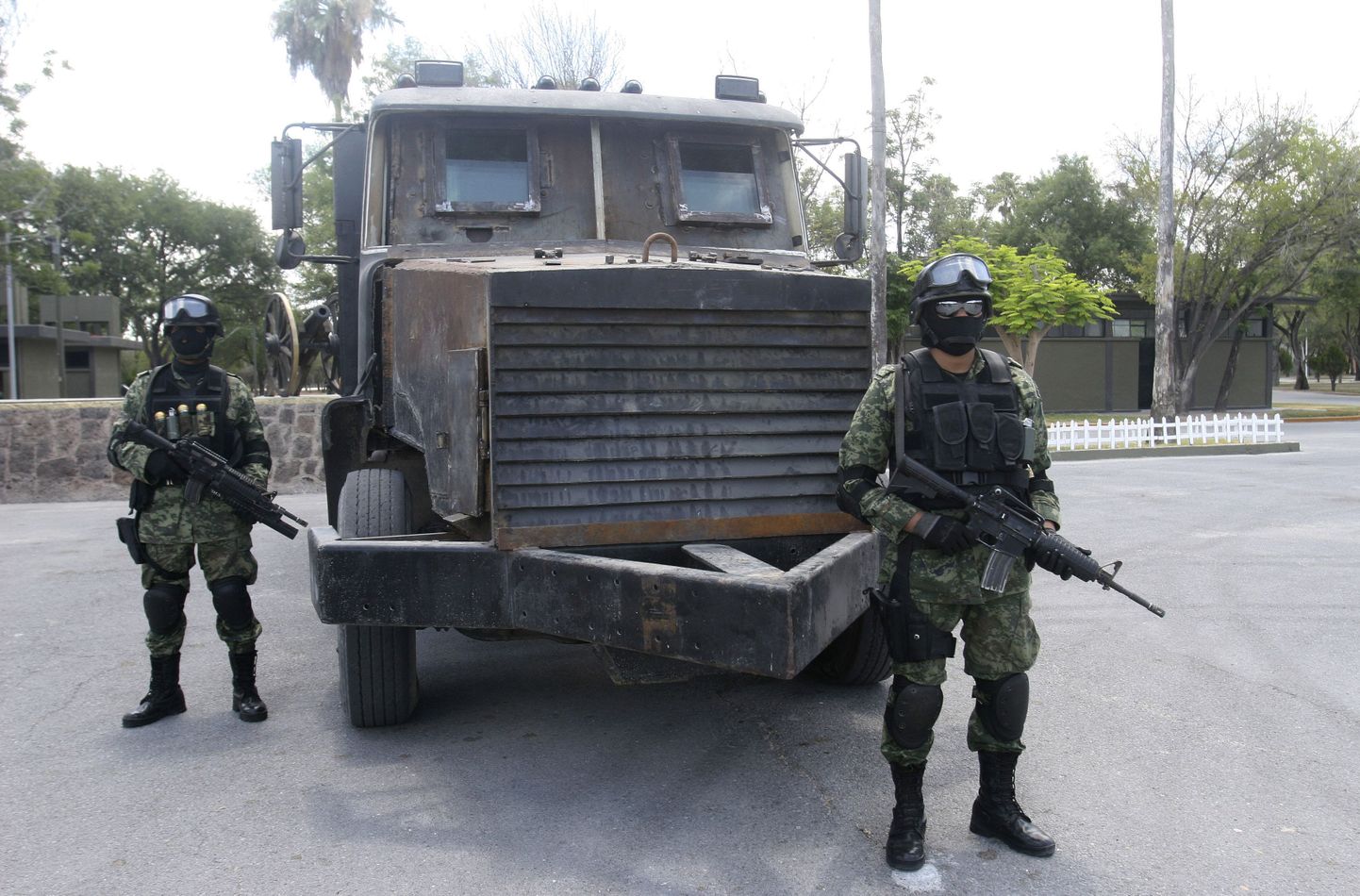 Relvastatud Mehhiko sõdurid.