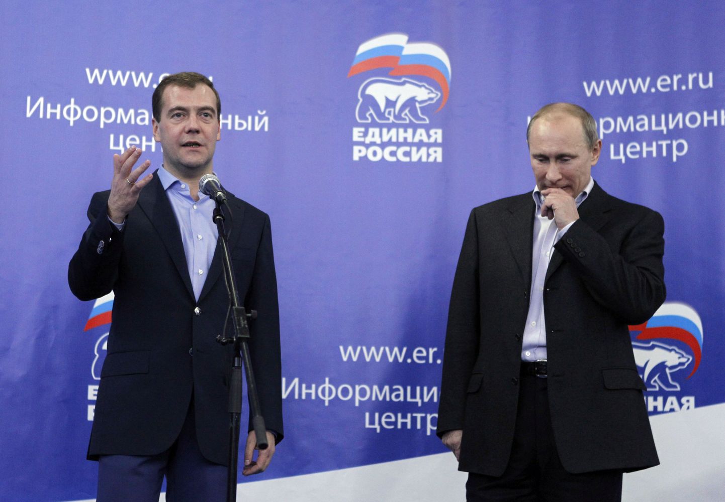 Dmitri Medvedev ja Vladimir Putin (paremal) täna Ühtse Venemaa kommunikatsioonikeskuses.