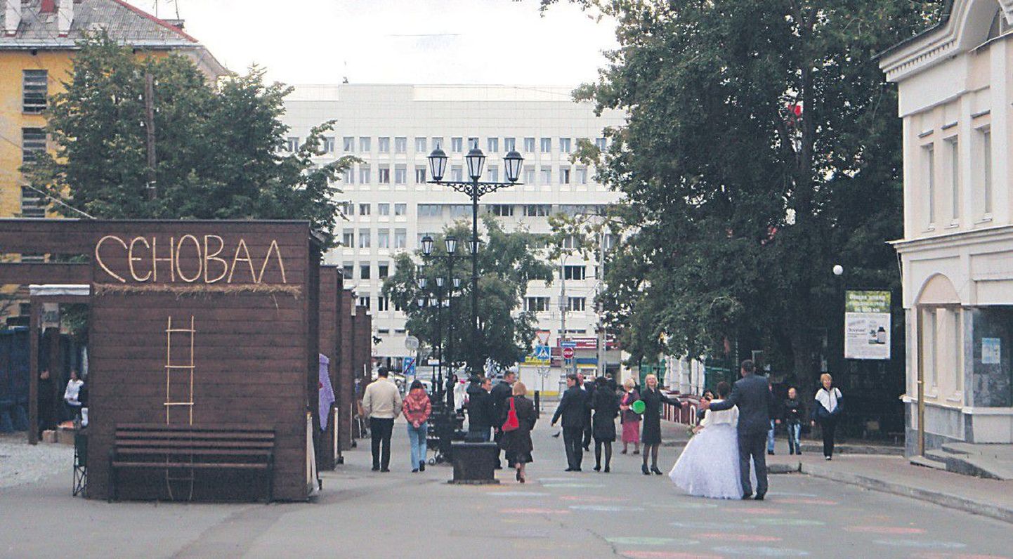 В Перми этим летом появился собственный пешеходный «Арбат» — участок улицы Кирова, который стал одним из пунктов обязательного посещения туристами и горожанами в прогулке по городу.