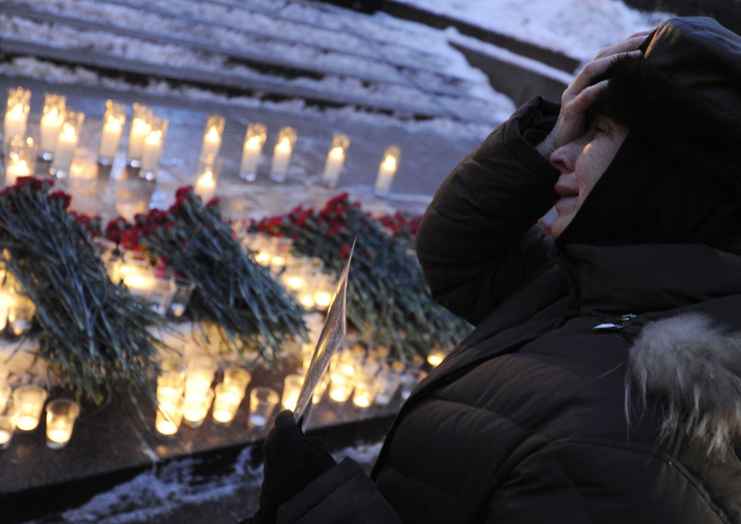 Domodedovo terrorirünnaku ohvrite mälestuseks toodud lilled ja küünlad.