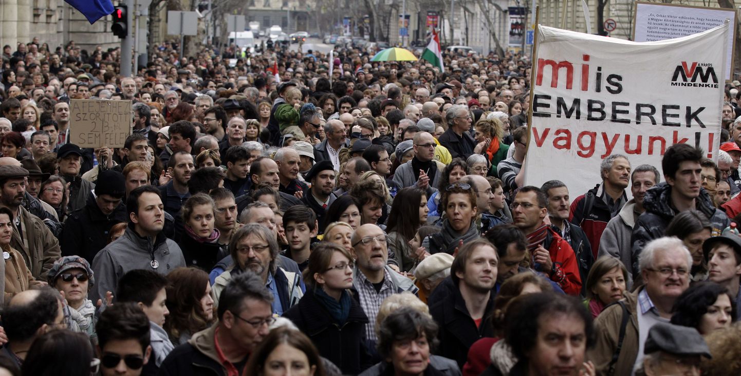 Tuhanded un garlased protestisid 9. märtsil põhiseadusmuudatuste vastu.