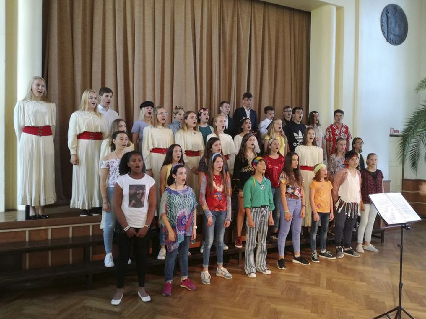Rakvere gümnaasiumi segakoor ja Thuiri linna noortekoor esitasid koos laulu “Kauges külas”.