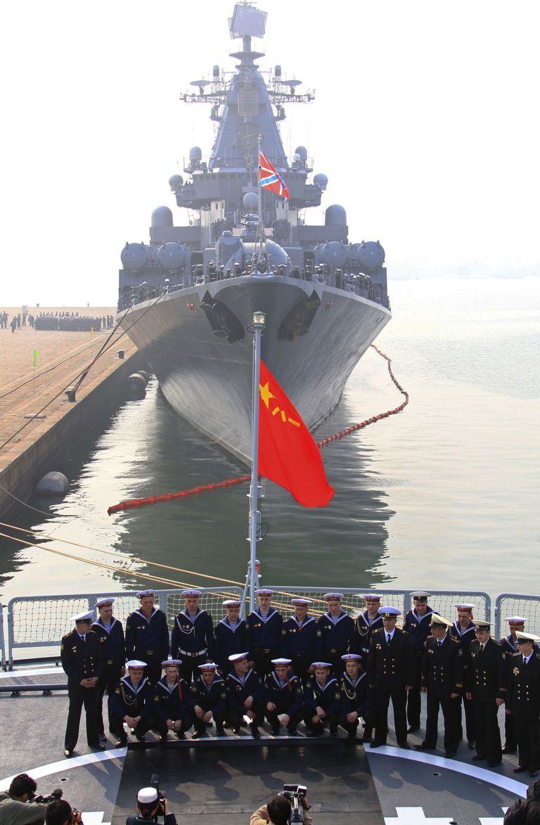 Hiina hävitaja Zhenyang meeskond rivistumas. Foto: AP/Scanpix