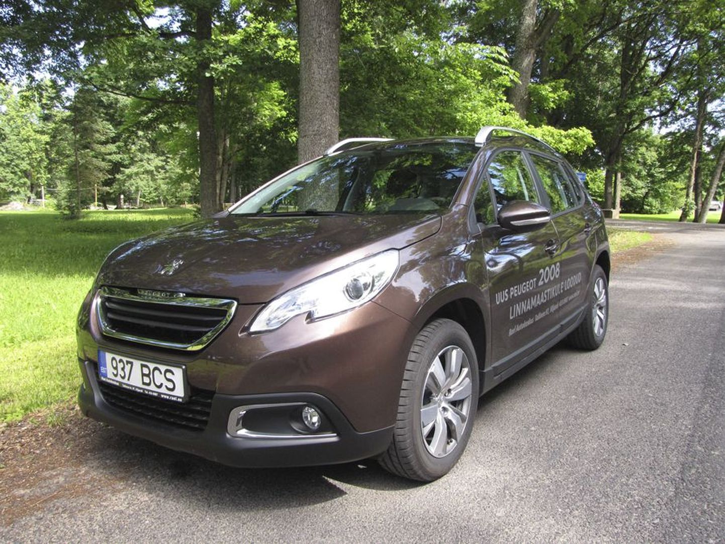 Peugeot 2008 rajaneb väikeautol 208 ning meenutab toda mudelit ka välimuselt.