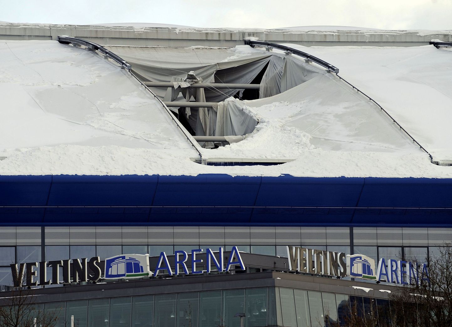 Veltins Arena jalgpallistaadioni katus varises lume all kokku.