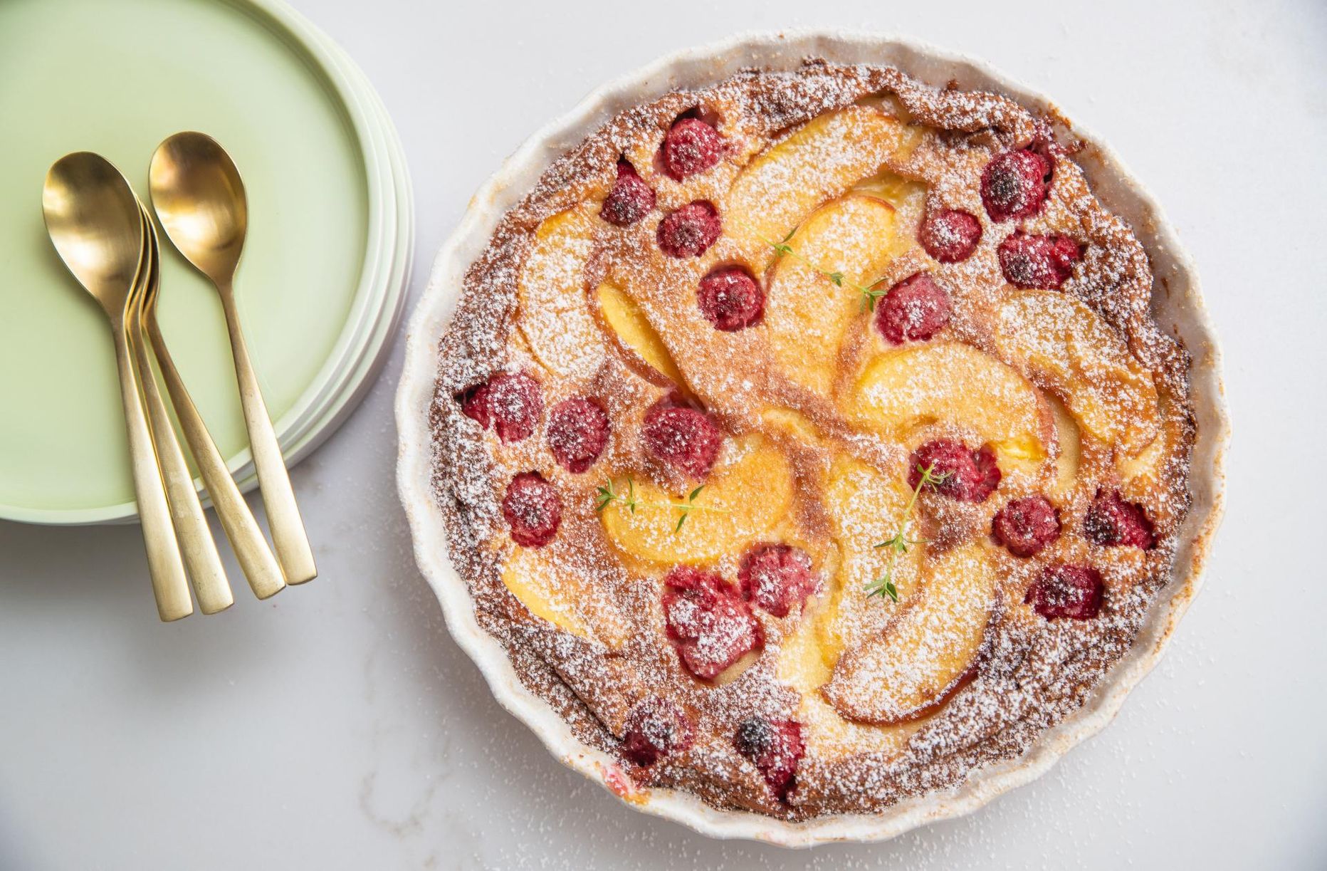 Clafoutis vaarikate ja virsikutega. FOTO: Madis Veltman