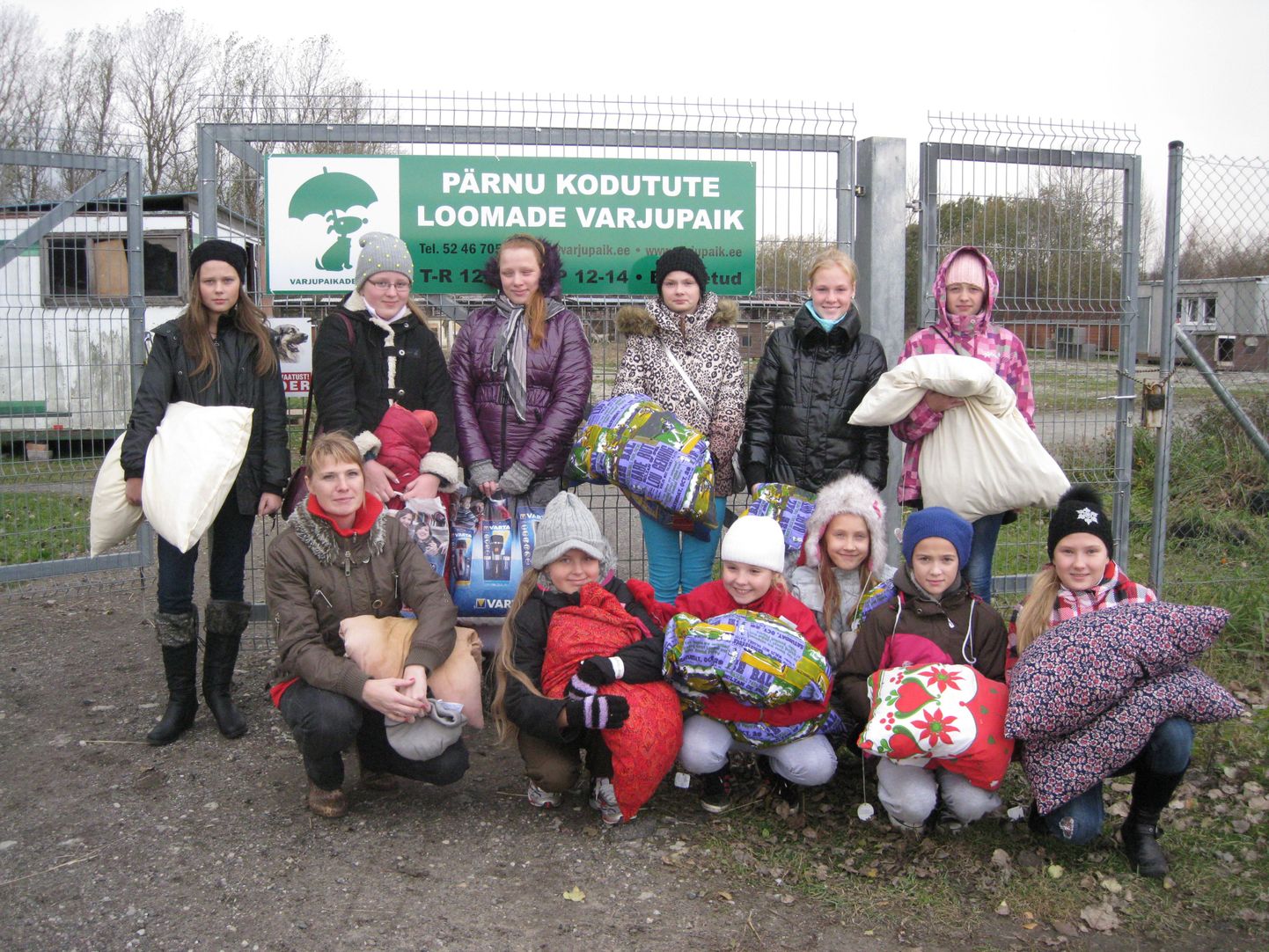 Audru kooli õpilased aitasid loomade varjupaigal talveks valmistuda.