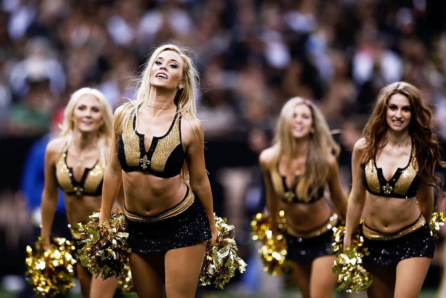 Selline on maailma tantsutüdrukute tipptase – esinevad ameerika jalgpalli profiliiga (NFL) meeskonna New Orleans Saints kaunitarid.