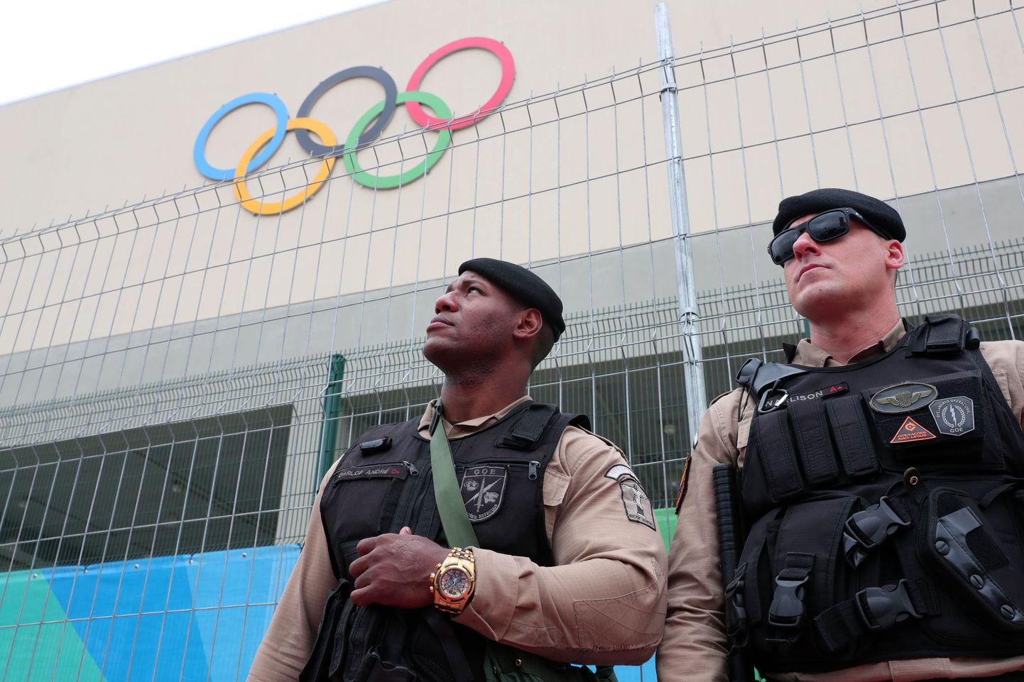 Вооруженные люди в Рио.