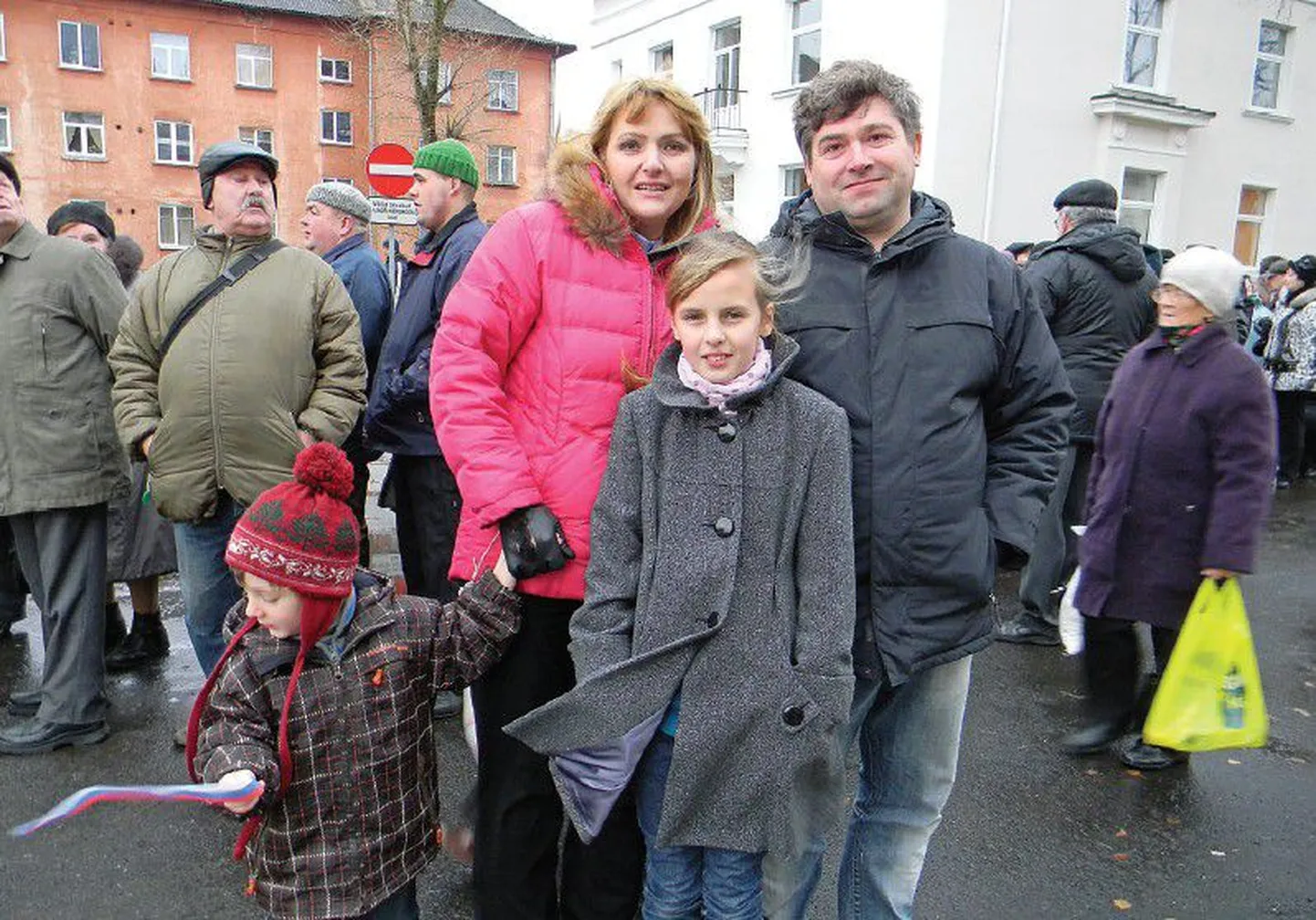 Семья Фокиных — Марина, Алексей, 11-летняя Анастасия и четырехлетний Платон — приехали в Нарву на выборы из Кохтла-Ярве.
