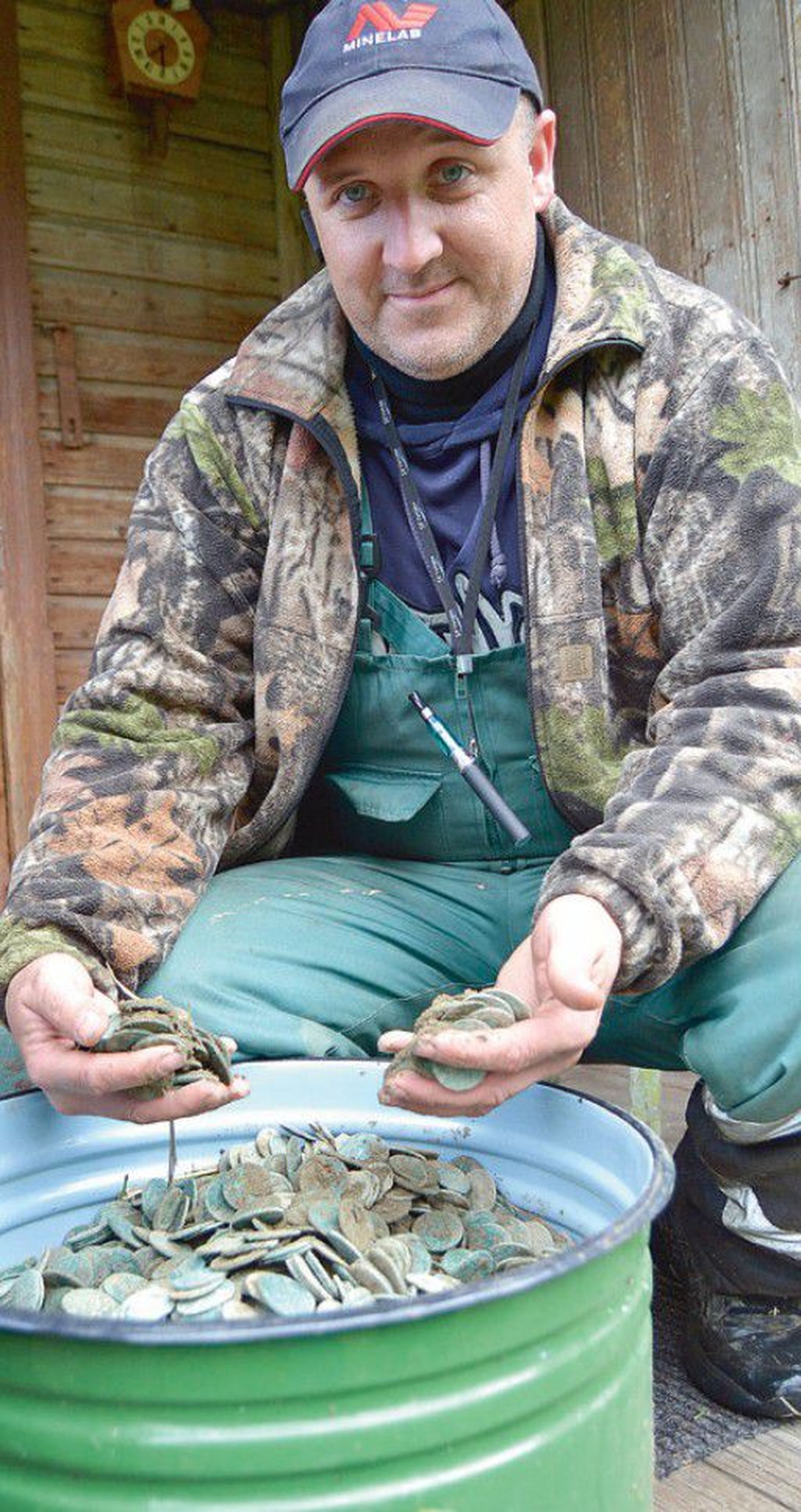 Ain Alatsei näitab eelmisel sügisel maapõuest välja kaevatud ligi kümmet tuhandet rootsiaegset münti.