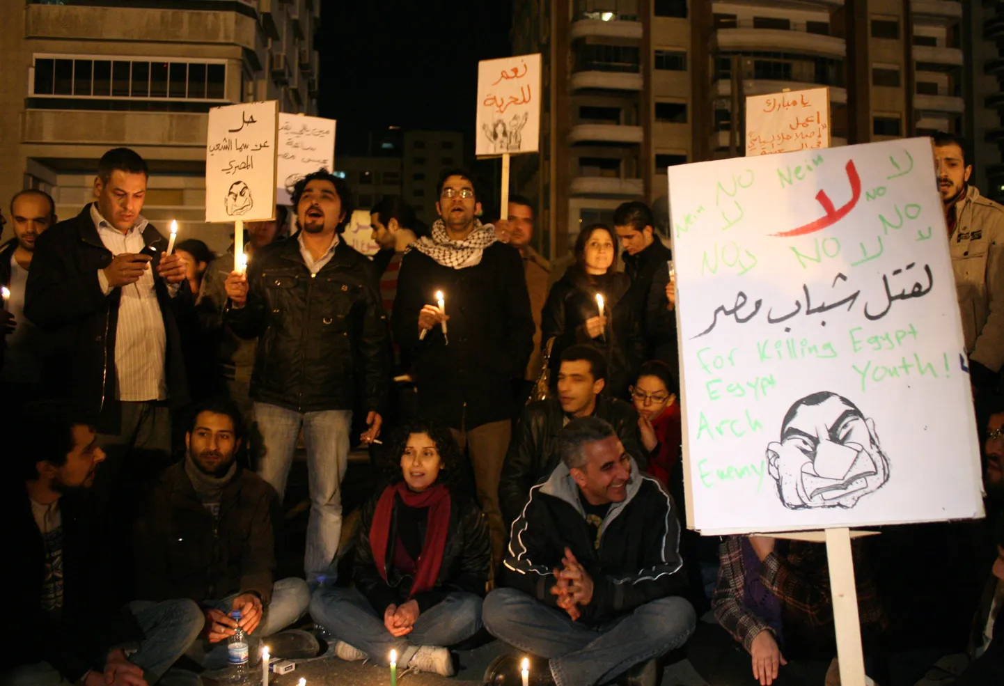 Süüria protestijad Damaskuses mälestamas Egiptuses tapetud meeleavaldajaid. Araabiakeelsetel plakatitel seisab "Jah vabadusele" ja "Ei Egiptuse noorte tapmisele".