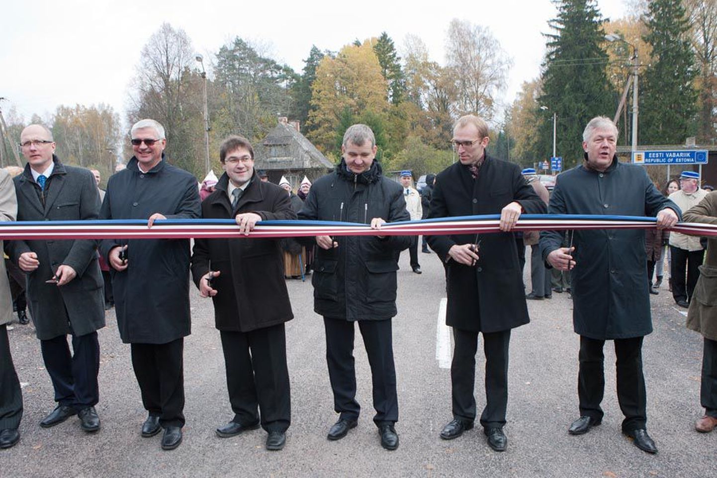 Esmaspäeval avati piiriülese koostöö programmiga valminud maanteelõigud Karksi-Nuia ja Valmiera vahel.