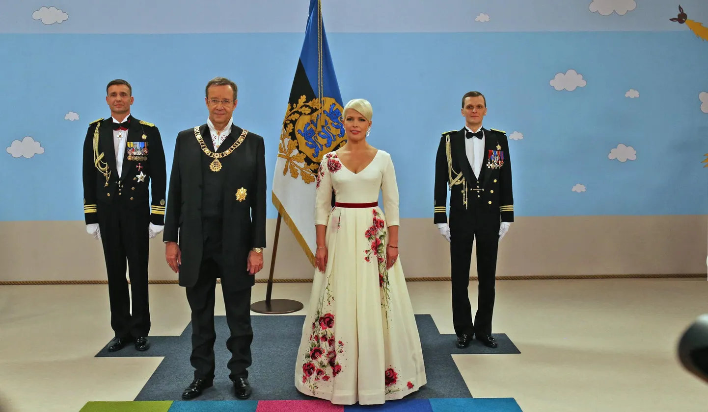 President Toomas Hendrik Ilves ja Evelin Ilves Jõhvi vastuvõtule kutsutud külaliste kätlemise eel.