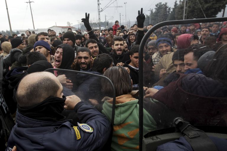 Kreeka politseinikud migrantide teed takistamas.