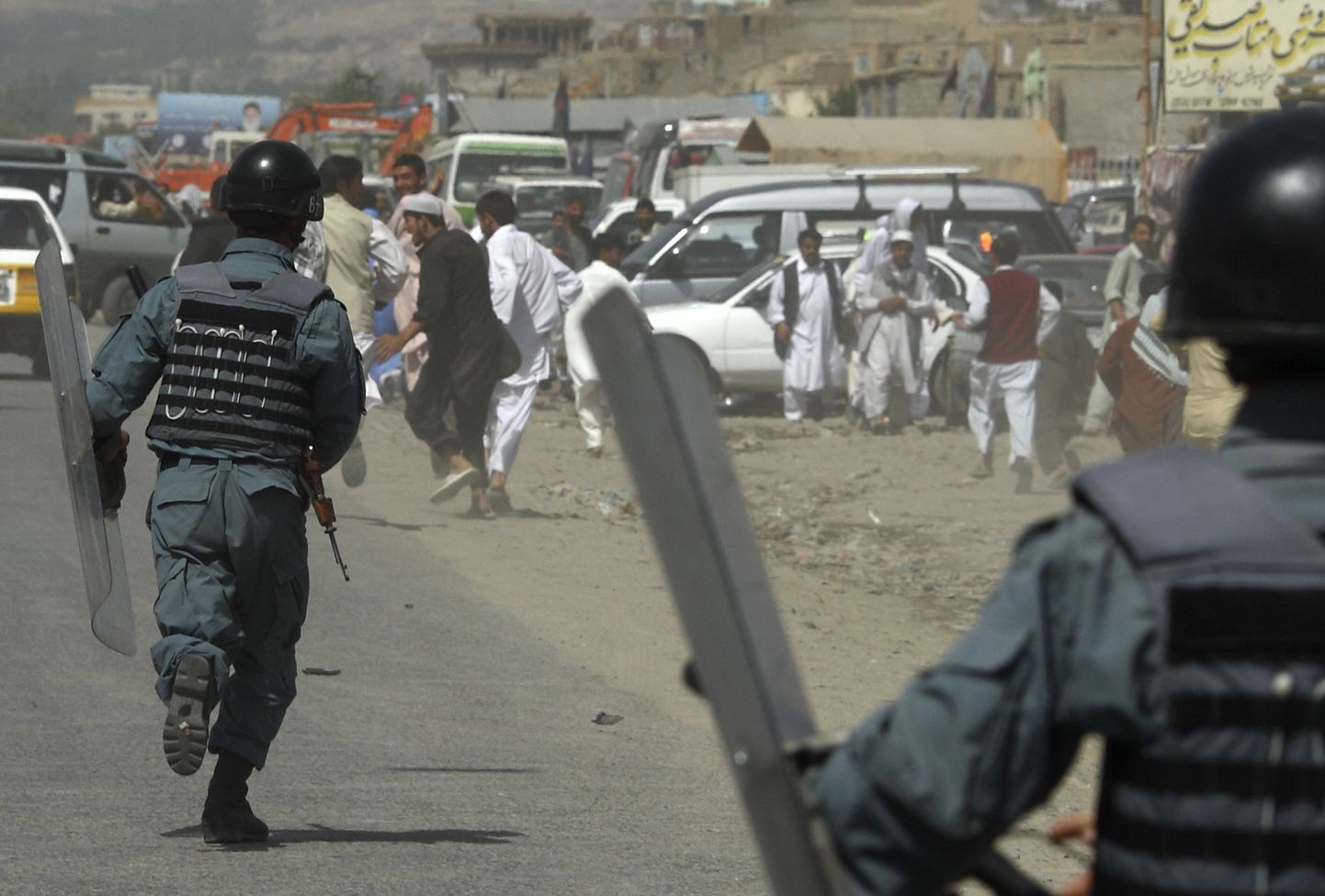Tänavatele tulnud meeleavaldajaid ohjas Afganistani märulipolitsei.