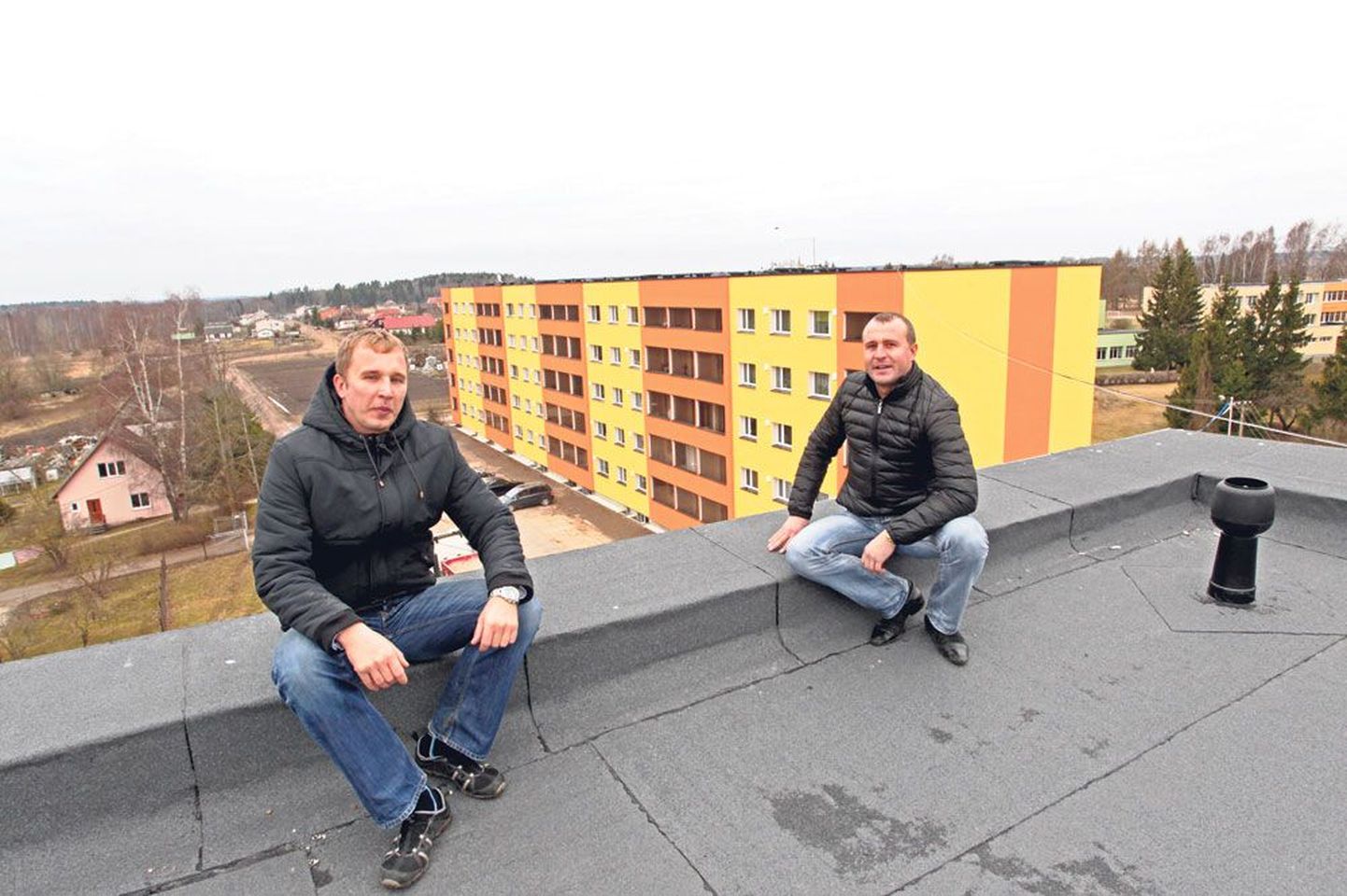 Rainis Rebase (paremal) ja Tanel Terepingi firma Auricu viimaste valminud renoveerimistööde seas on Luunja aleviku kortermaja Uus 5 (fotol taustal) ning Uus 2 maja, mille katusel mehed istuvad.