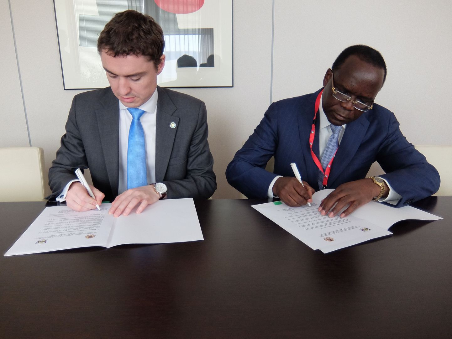 Eesti sõlmis täna Brüsselis diplomaatilised suhted Kesk-Aafrika Vabariigiga. Sellekohasele kommünikeele kirjutasid alla peaminister Taavi Rõivas ning Kesk-Aafrika Vabariigi välisminister Toussaint Kongo-Doudou.