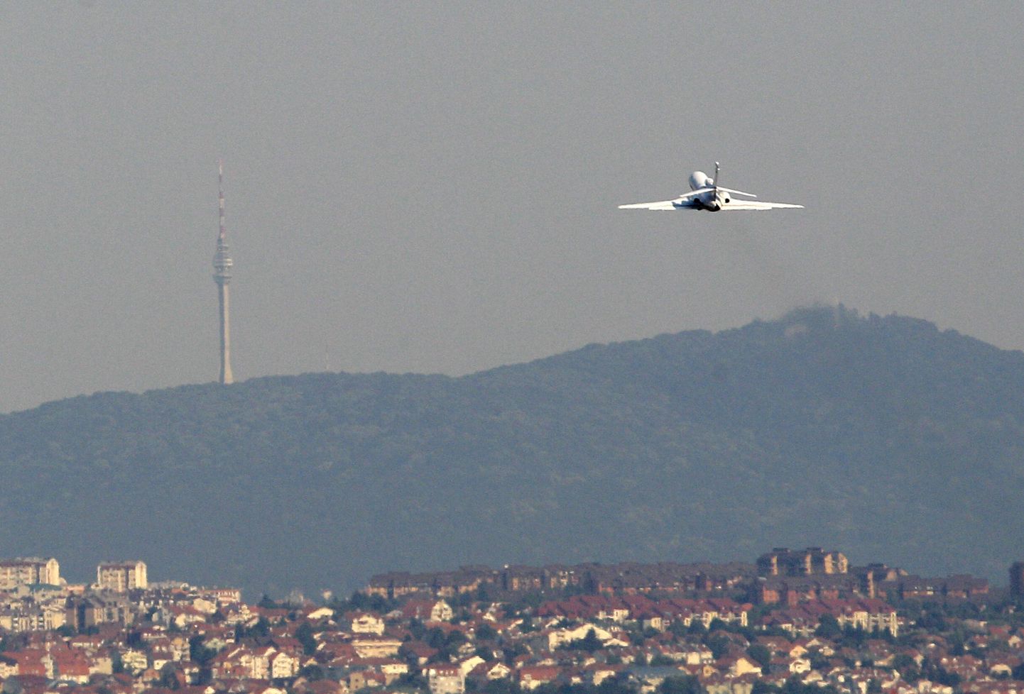Serbia presidendi Falcon lennuk Belgradi kohal