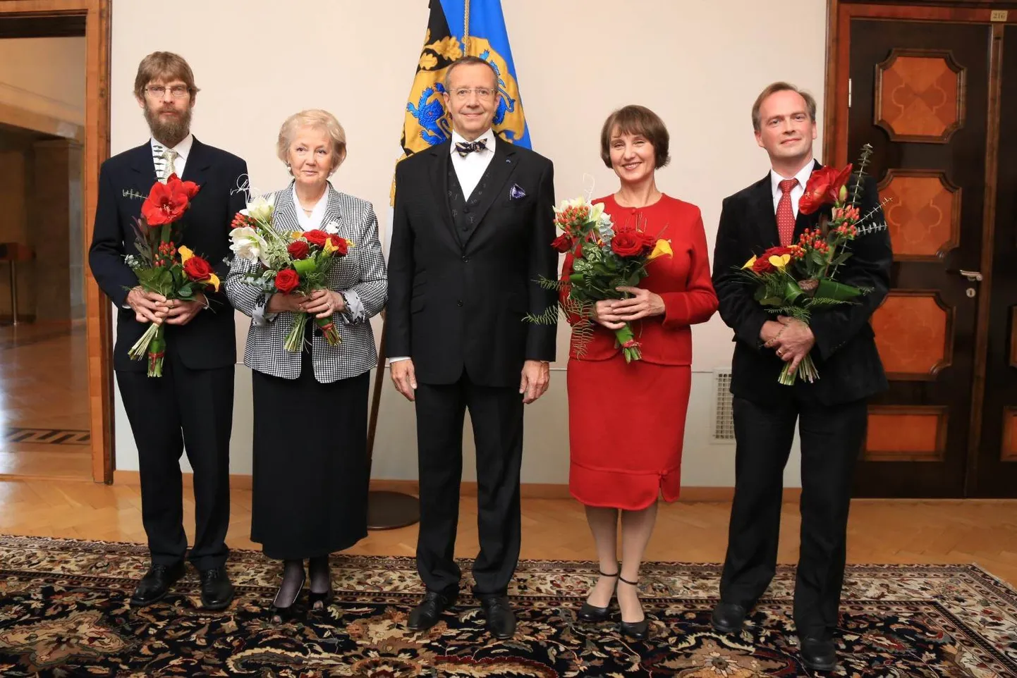 Вручение премий в области образования. На фото(слева): Яан Калда, Тийу Пеяске, президент Тоомас Хендрик Ильвес, Эпп Водья и Март Норма.
