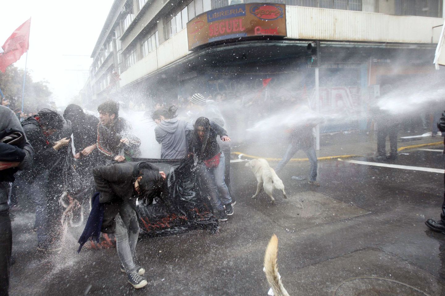 Politsei kasutas Augusto Pinocheti dokumentaalfilmi vastu protestijate taltsutamiseks veekahureid