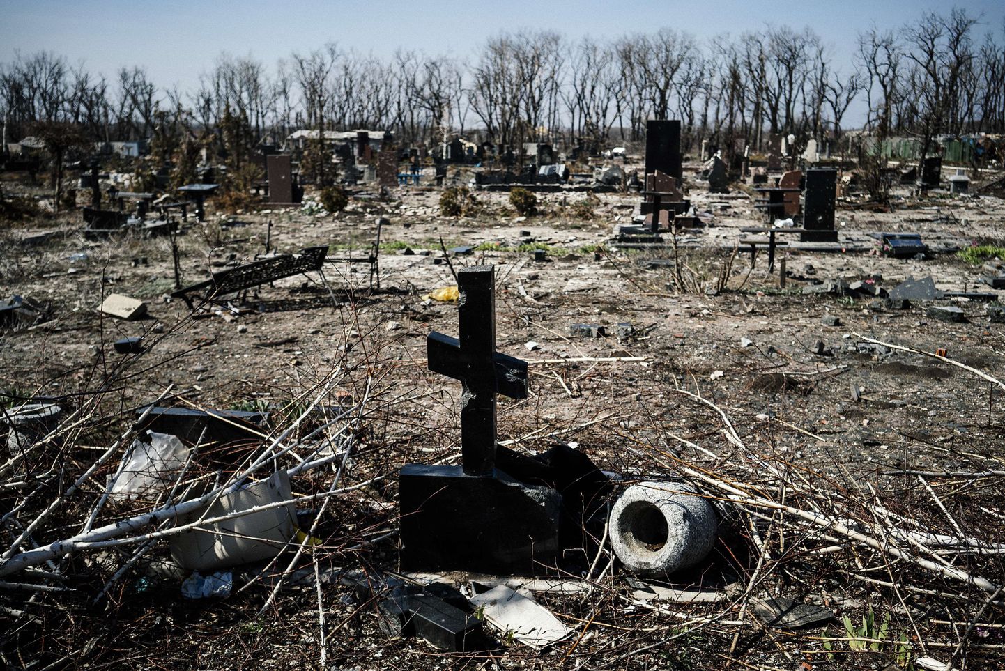 Разрушенное кладбище, расположенное вблизи аэропорта в Донецке.
