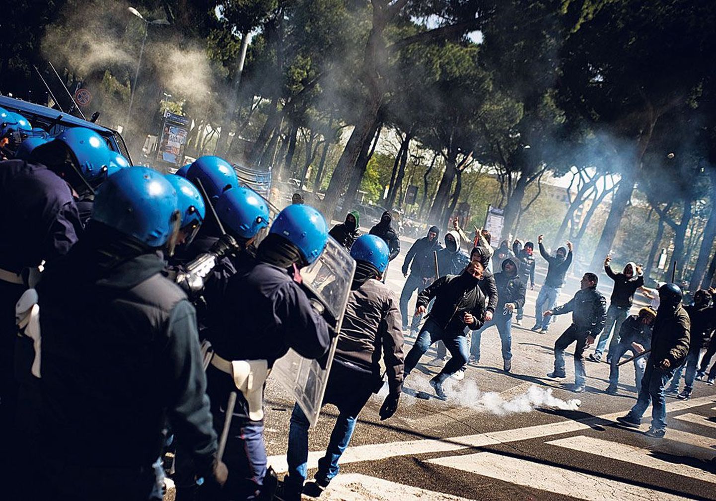 Итальянский полицейский спецназ в действии: с риском для жизни приходится усмирять бесчинствующих хулиганов.