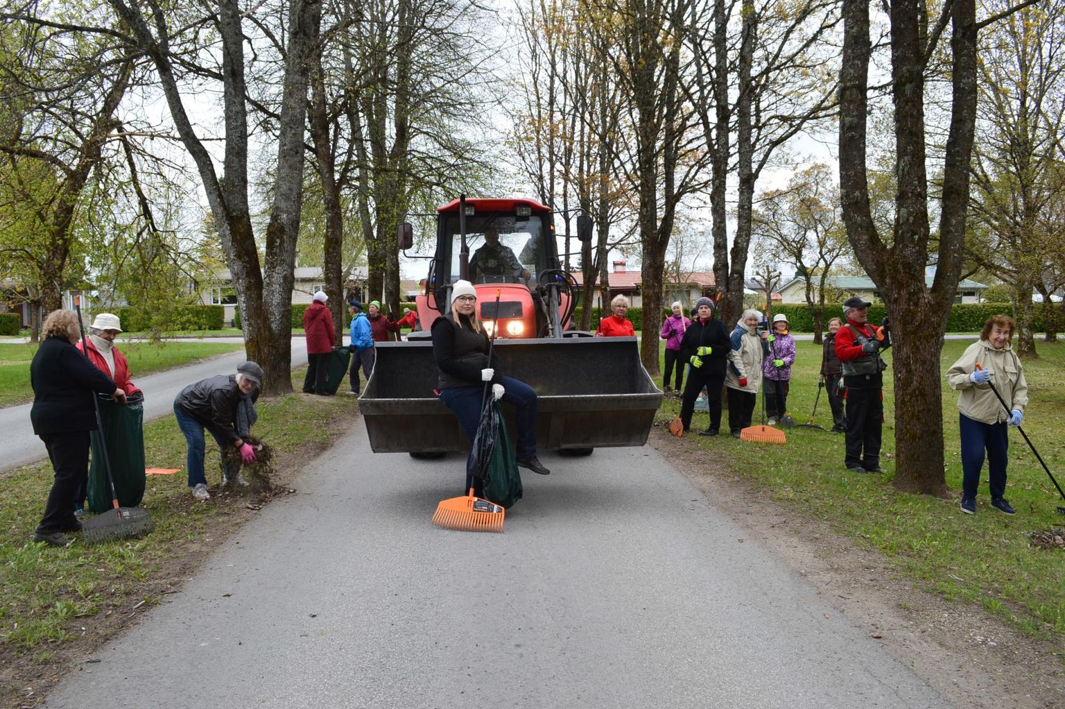 Lillelaat ühendab kohalikke. Hingetõmbepausiks korraks traktori kopas istet võtnud Türi lillelaada juht Pille Marrandi rõõmustab, et talgupäevale sai tulla sedavõrd palju korraldusmeeskonna liikmeid.