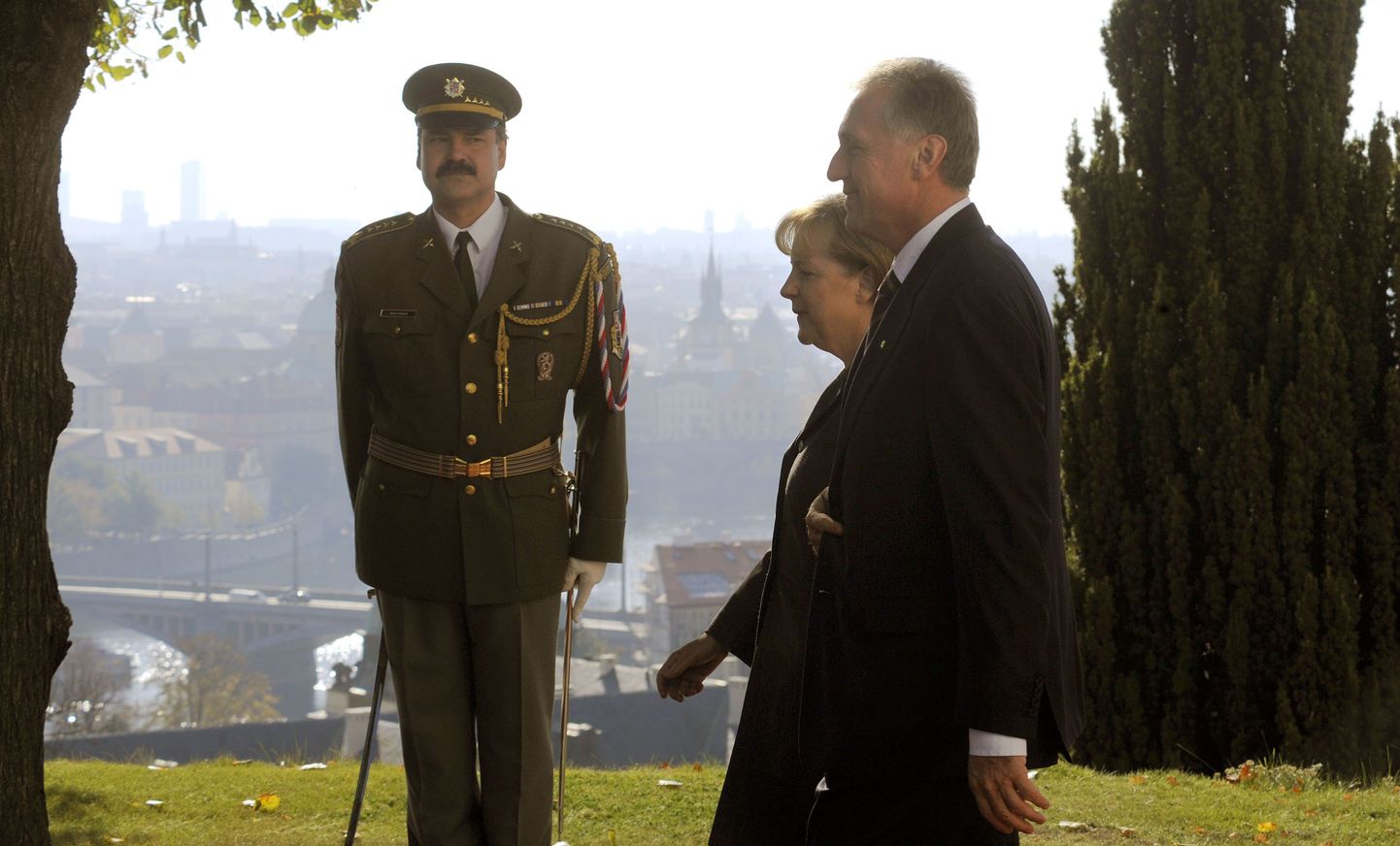 Tšehhi peaminister Mirek Topolánek jalutamas Saksa kantsleri Angela Merkeli kõrval Kramari villas Prahas.