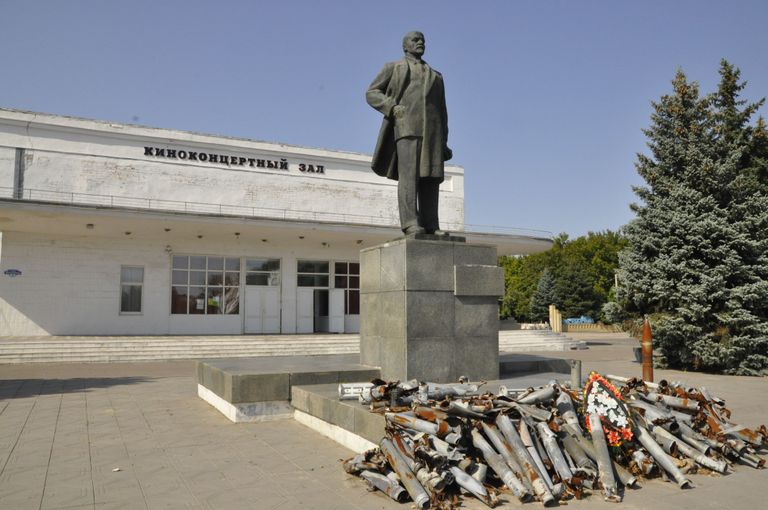 3-5 kilomeetri kaugusel Ukraina armee ja nn Luganski vabariigi relvarühmituste vaherahujoonest asuva Pervomaiski linna keskväljakule on inimesed Lenini kuju ette kokku kandnud Grad-rakettide jäänuseid, millega neid on üle aasta pommitatud.