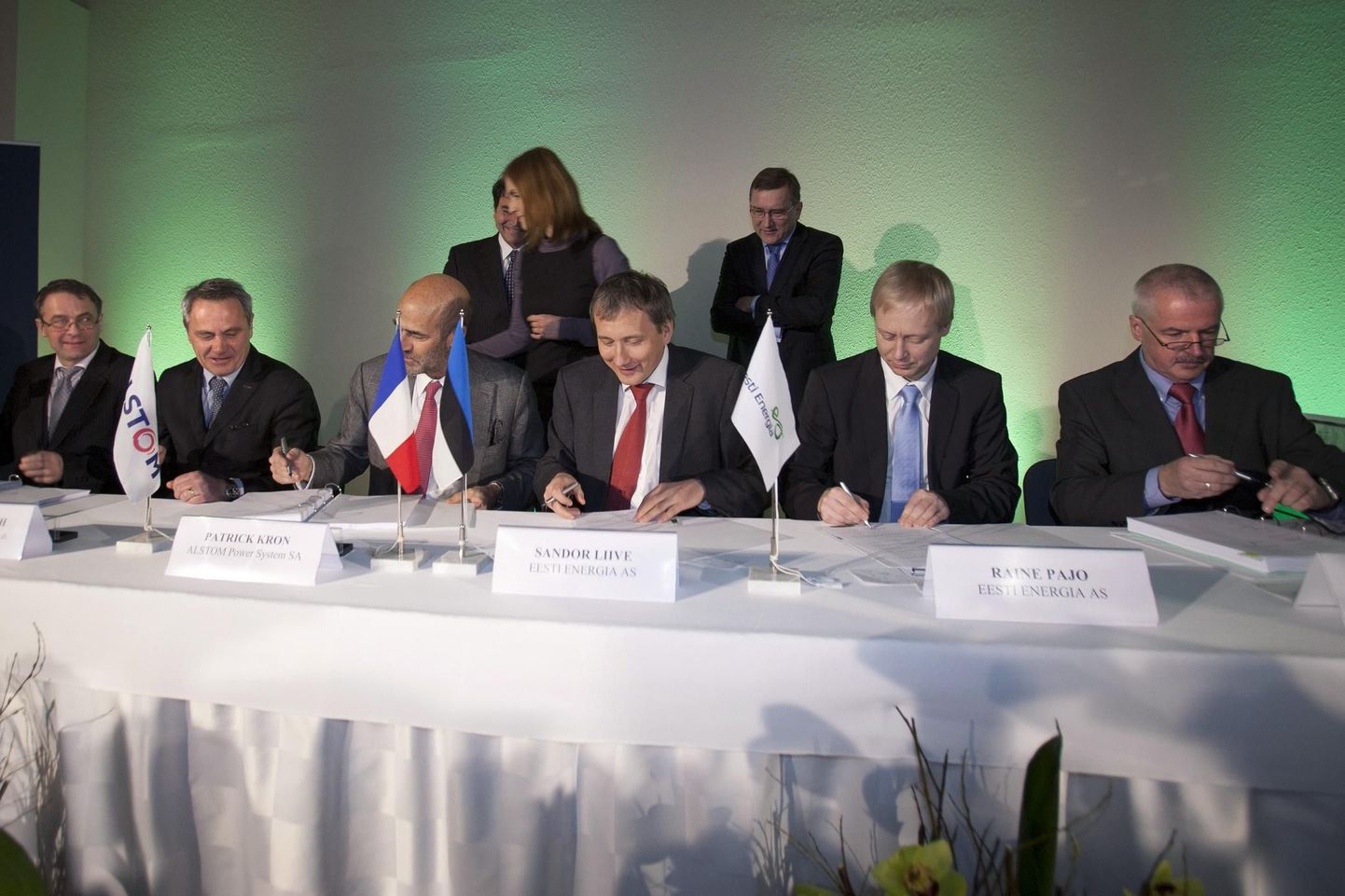 Uue põlevkivijaama ehitamine on erakordselt suur investeering. Seetõttu ei varjanud asjaosalised rõõmu, kui Eesti Energia allkirjastas tänavu jaanuaris pidulikult lepingu Prantsuse kontserniga Alstom.