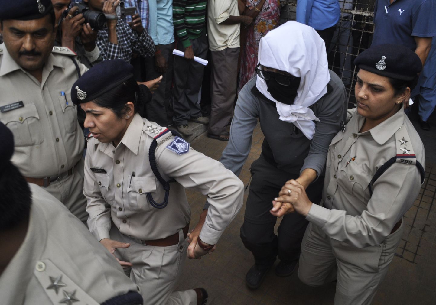 India naispolitseinikud abistamas vägistamise ohvriks langenud šveitslannat