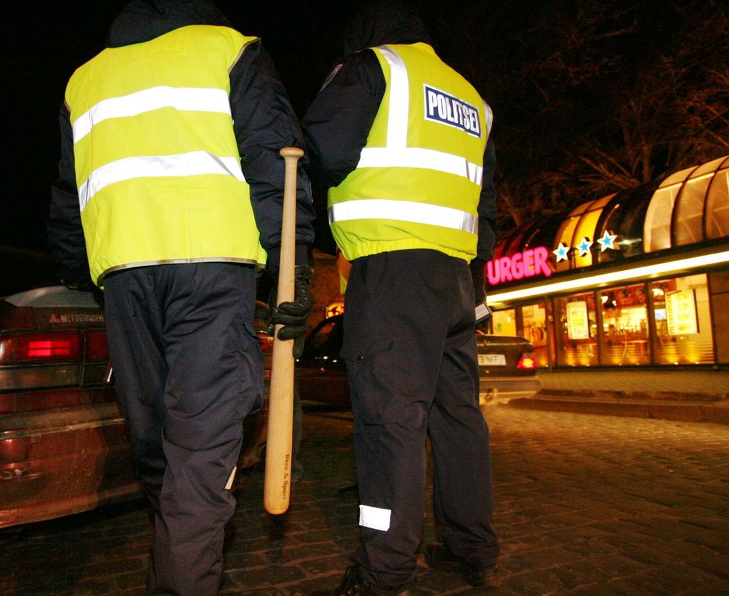 Politseinikud konfiskeeritud pesapallikurikaga. Foto on illustratiivne