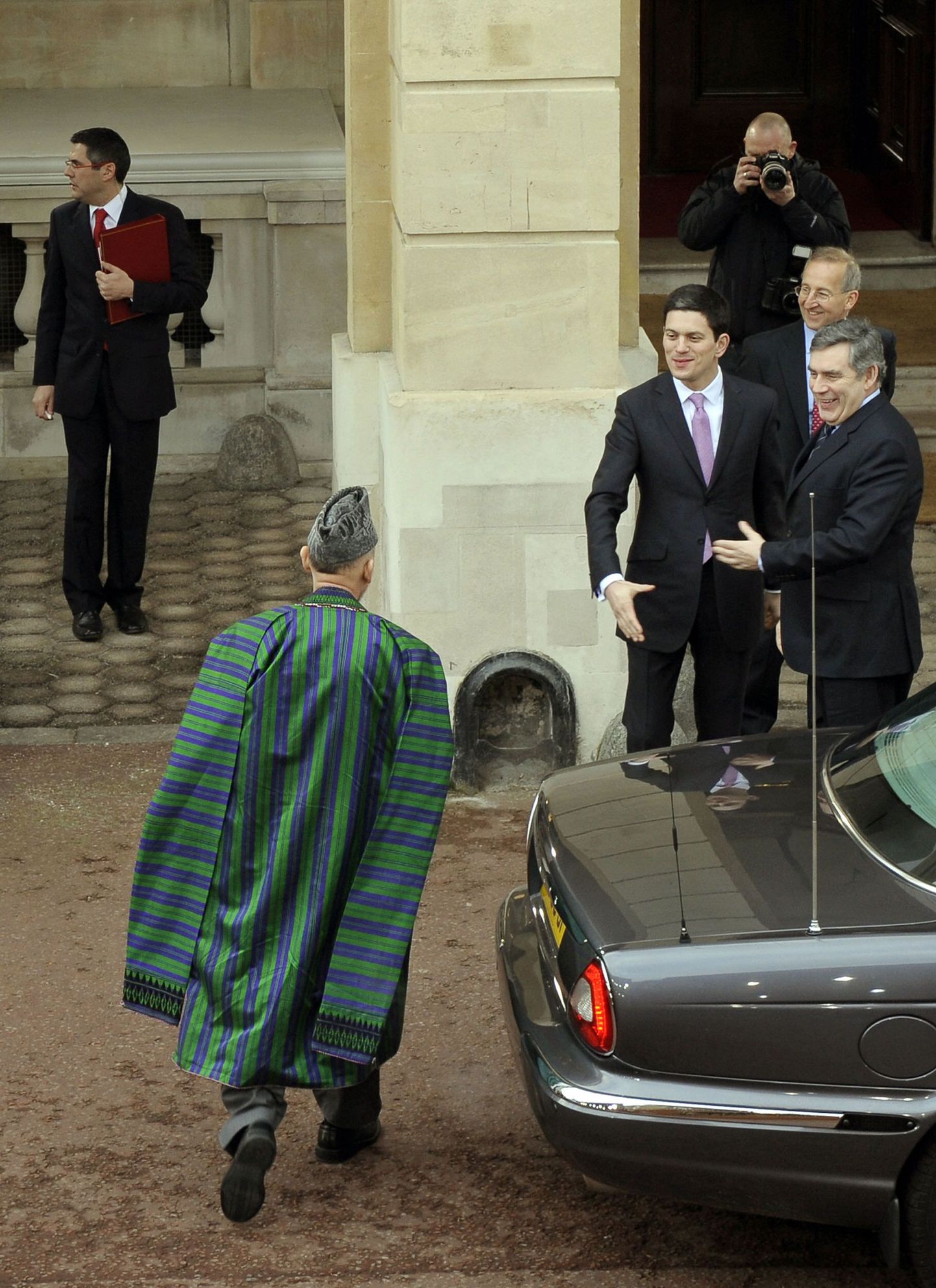 David Miliband ja Gordon Brown tervitamas Afganistani presidenti Hamid Karzaid (seljaga).