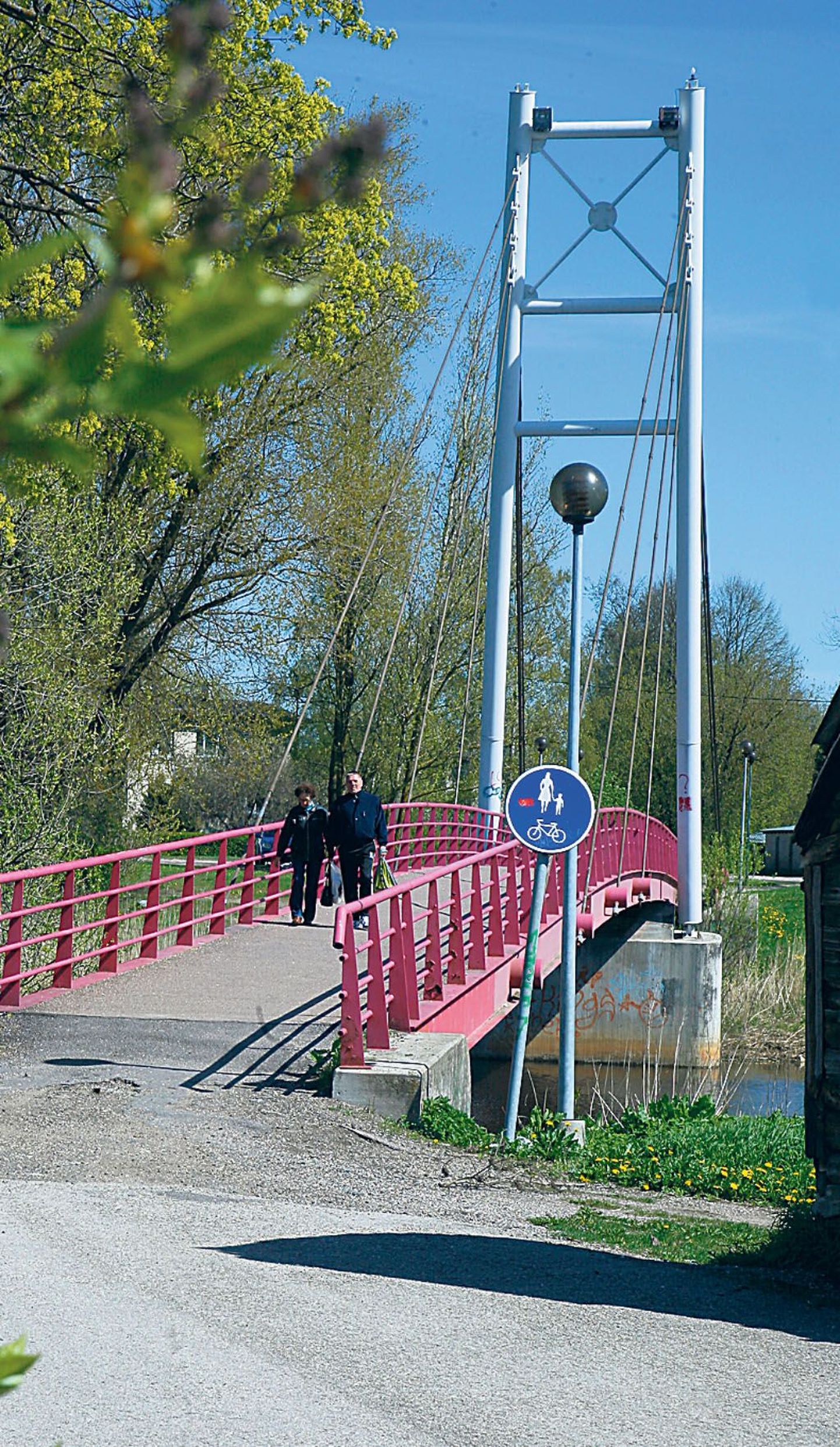 Läbipõlenud prožektorid asendatakse Vana-Sauga jalakäijate silla küljes hiljemalt sügisel.
