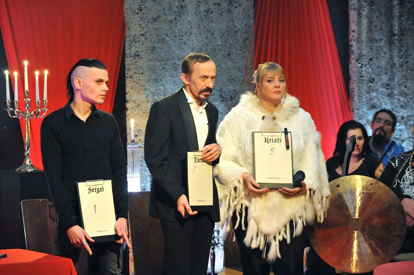«Selgeltnägijate tuleproovi» finalistid Sergei (vasakult), Tarmo ja Kristi kahtlustasid, et publiku hulgas istub kadedaid nõidu, kes nende mõttetööd segavad.