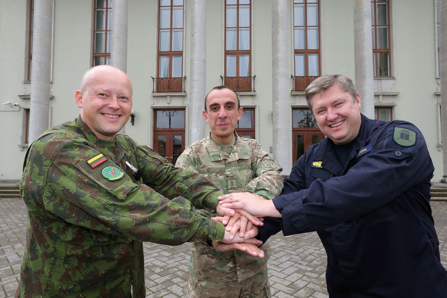 Major Linas Idzelis (vasakult), kolonelleitnant David Tsindeliani ja kaptenmajor Mats Melltorn oma uue õppeasutuse ees.