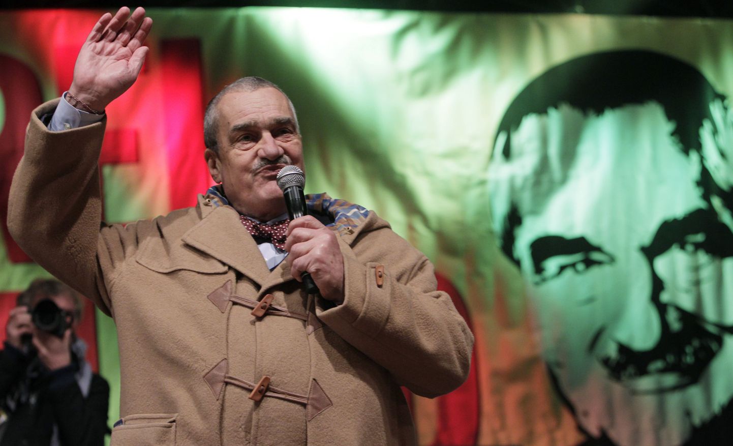 Czech Foreign Minister and presidential candidate Karel Schwarzenberg greets spectators during his pre-election meeting in Prague January 9, 2013. The first ever direct presidential election in Czech Republic starts on January 11, to replace the outgoing president Vaclav Klaus.             REUTERS/David W Cerny (CZECH REPUBLIC - Tags: POLITICS ELECTIONS)